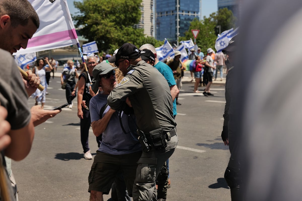 77 מפגינים נעצרו במהלך "יום השיבוש" ו-3 שוטרים נפצעו; קצין באמ"ן תקף שוטר ונעצר