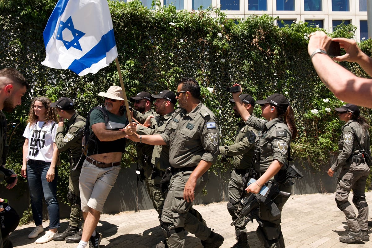 77 מפגינים נעצרו במהלך "יום השיבוש" ו-3 שוטרים נפצעו; קצין באמ"ן תקף שוטר ונעצר