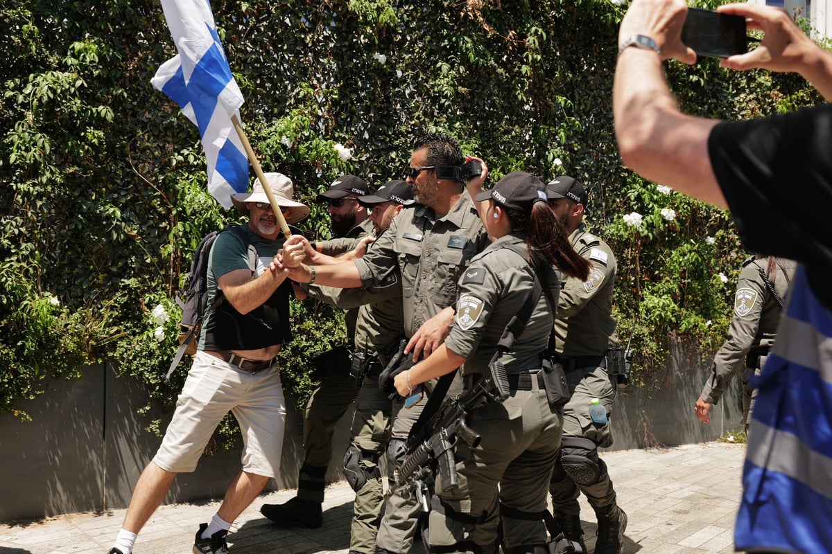 77 מפגינים נעצרו במהלך "יום השיבוש" ו-3 שוטרים נפצעו; קצין באמ"ן תקף שוטר ונעצר