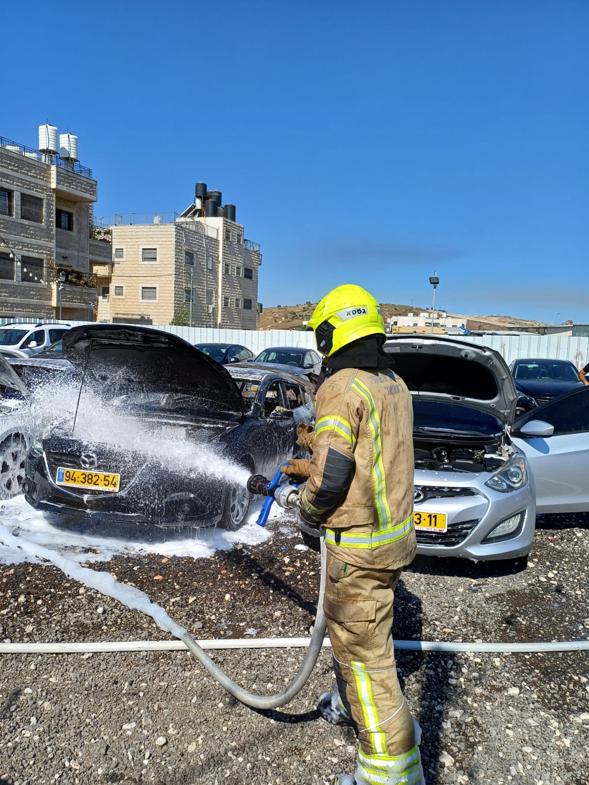 5 רכבים עלו באש במגרש מכוניות בשכונת בית חנינה | תיעוד