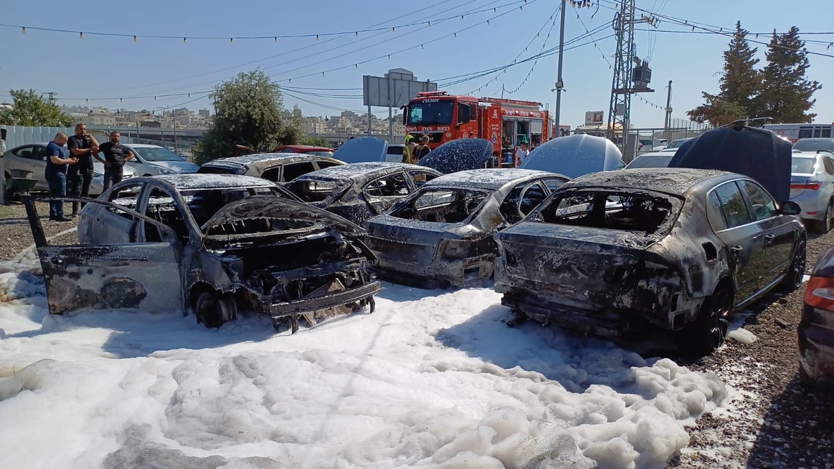 5 רכבים עלו באש במגרש מכוניות בשכונת בית חנינה | תיעוד