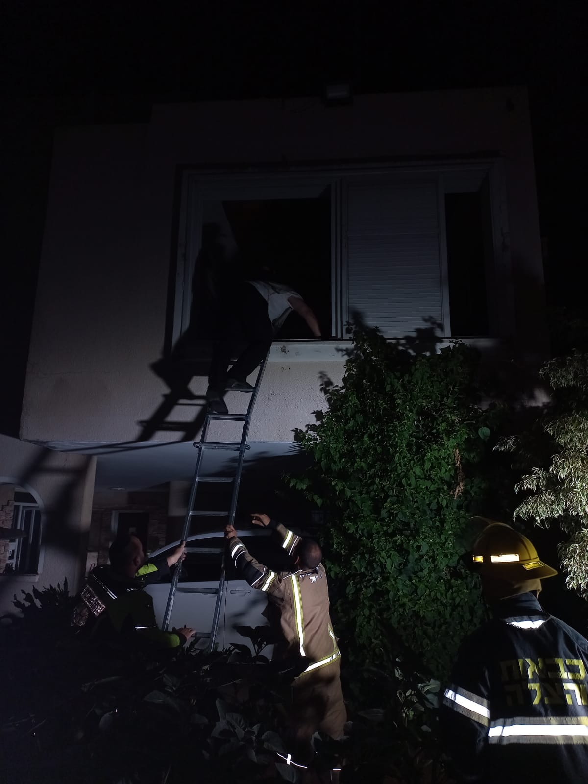 שלושה לכודים חולצו משריפת דירה בכפר חב"ד 