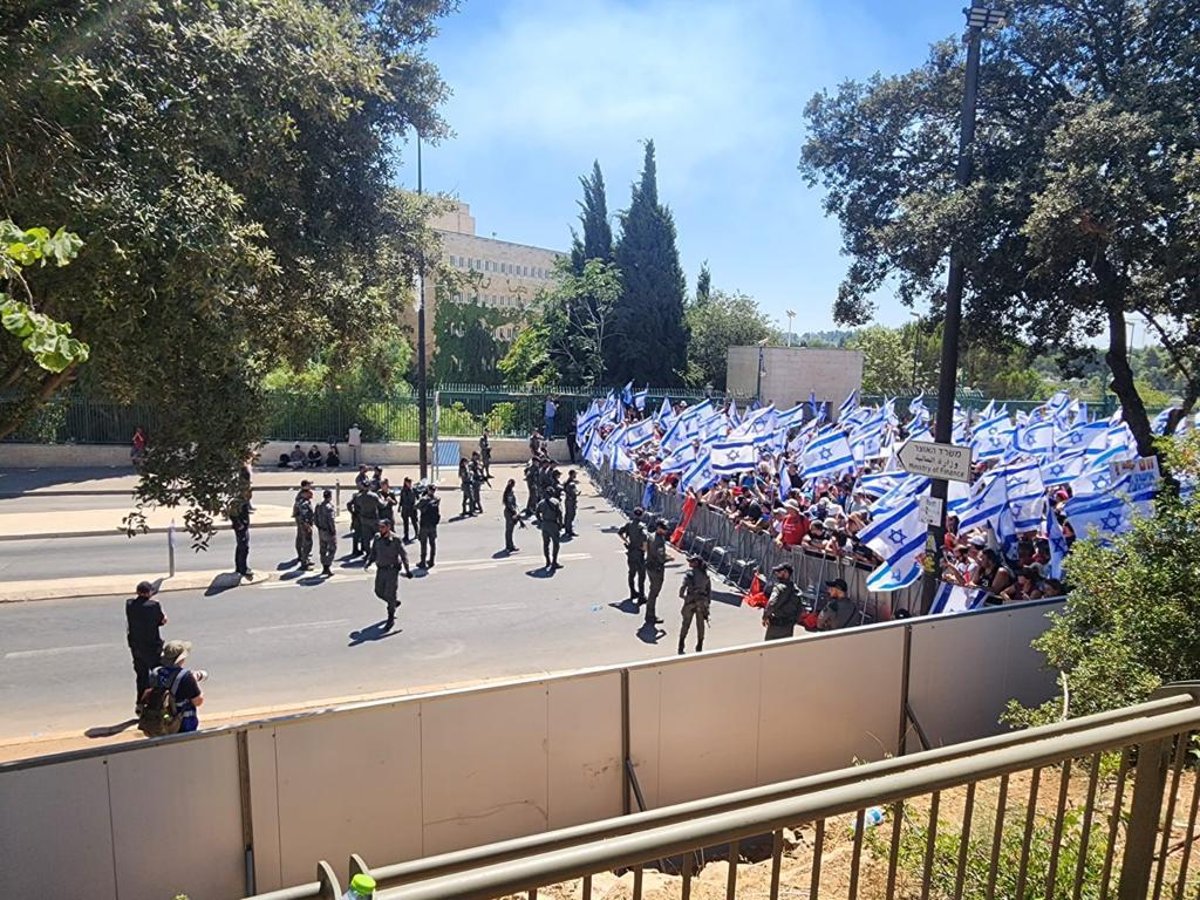 כביש בגין בירושלים - נחסם; כבישים נחסמו דם בתל אביב; המשטרה מנסה לפנותם