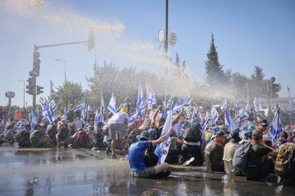 כאוס מחוץ לכנסת: 6 מפגינים נעצרו | האופוזיציה תחרים את ההצבעה בקריאה שלישית