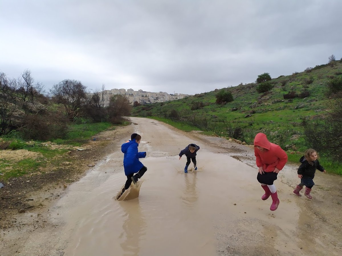 לקפוץ בשלוליות זה גם ספורט. תמונת אילוסטרציה שתזכיר לכם שיגיעו ימים שתוכלו להסתובב בחוץ בלי להתנמס