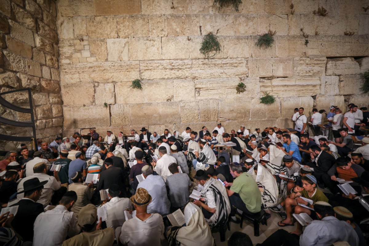 הקינות, הבכי, האבלות: ליל תשעה באב בכותל המערבי