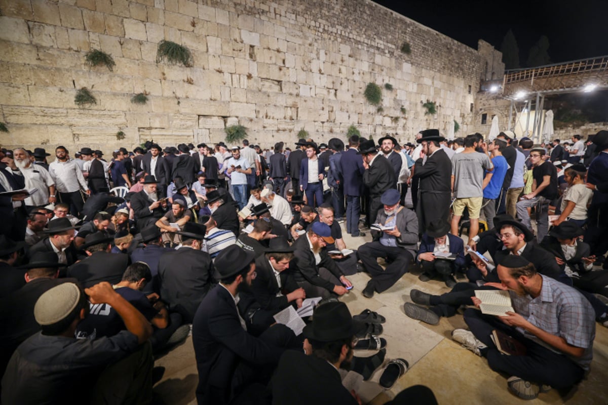 הקינות, הבכי, האבלות: ליל תשעה באב בכותל המערבי