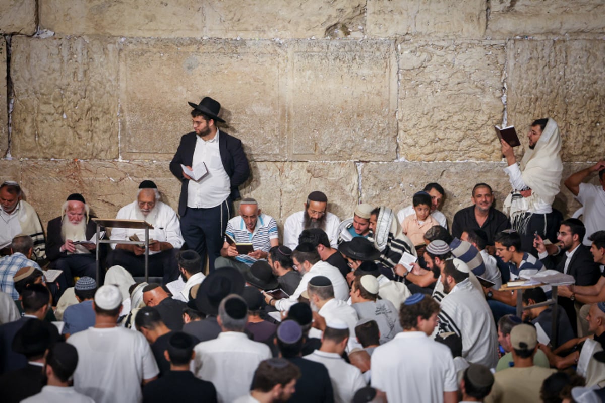 הקינות, הבכי, האבלות: ליל תשעה באב בכותל המערבי