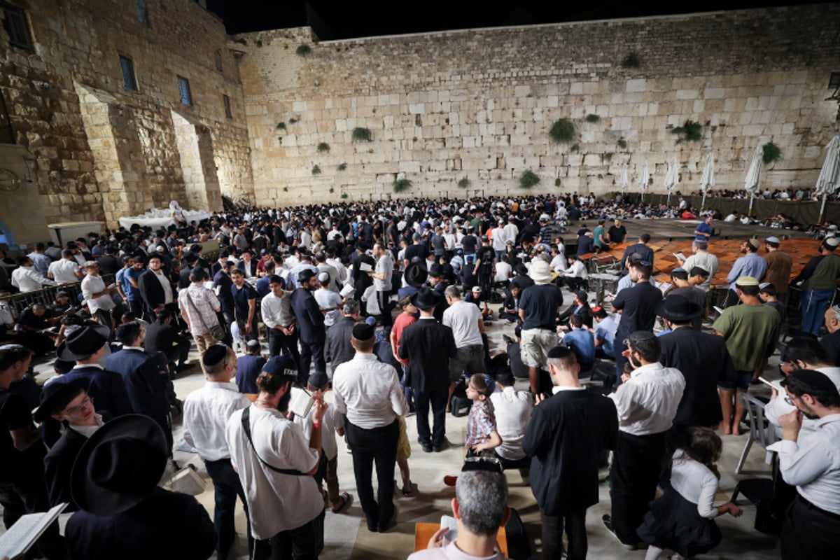 הקינות, הבכי, האבלות: ליל תשעה באב בכותל המערבי