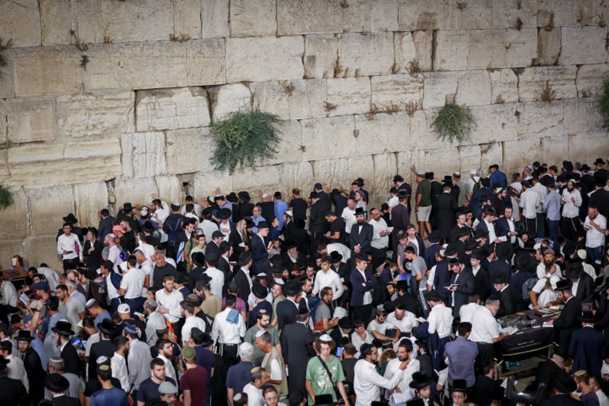 הקינות, הבכי, האבלות: ליל תשעה באב בכותל המערבי