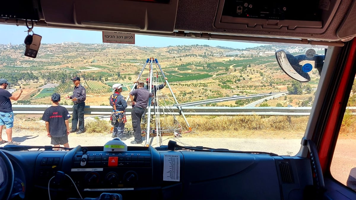 קושרים את החבלים לכבאית. מבט מבפנים