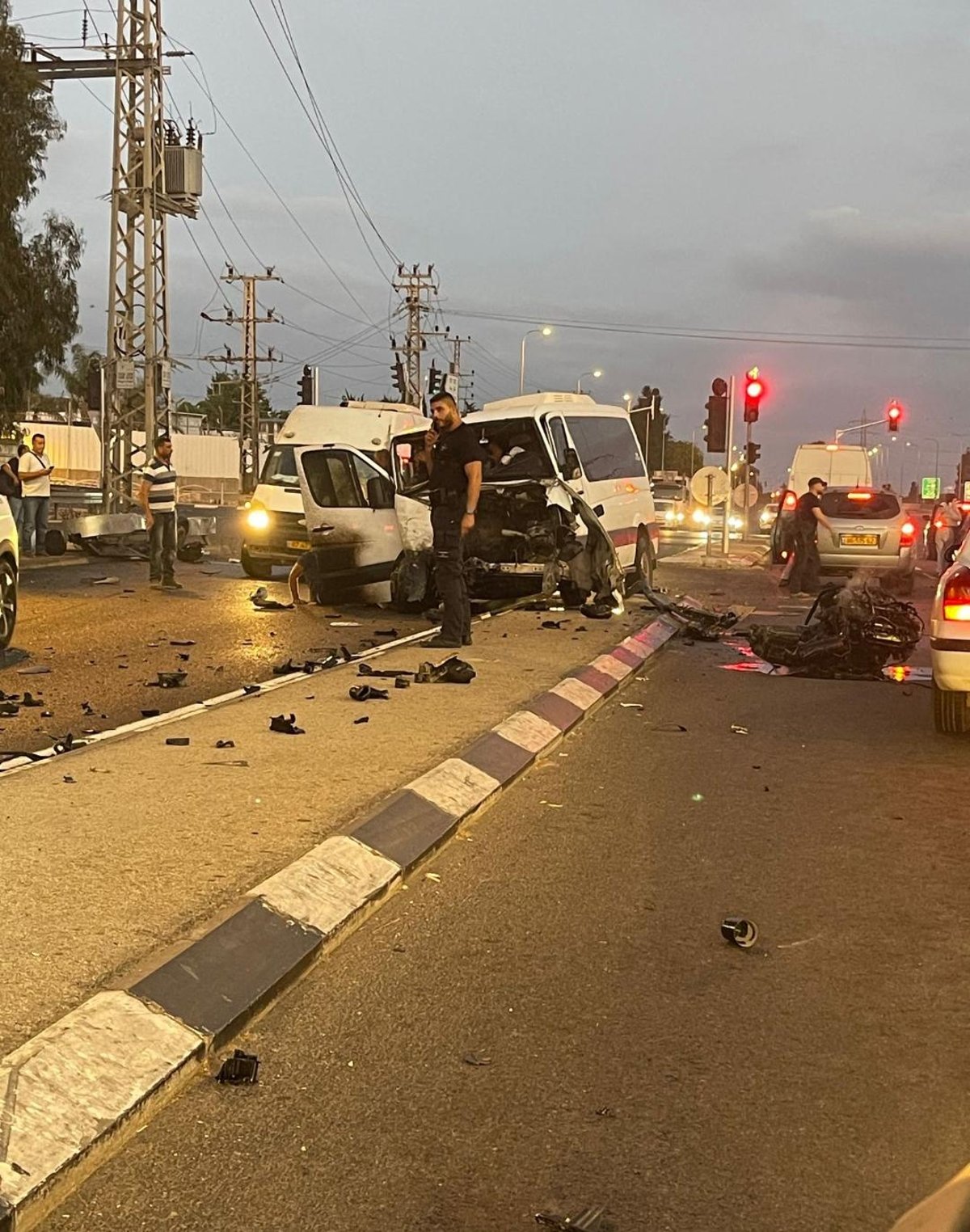 שני מיניבוסים התנגשו בכביש 4; 15 נוסעים נפצעו