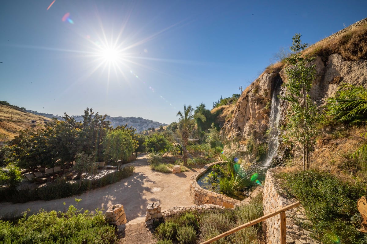 החווה החקלאית בגיא בן הינום שלמרגלות הגשר