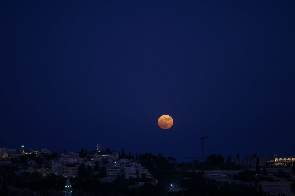 הירח המלא מעל ירושלים, הלילה