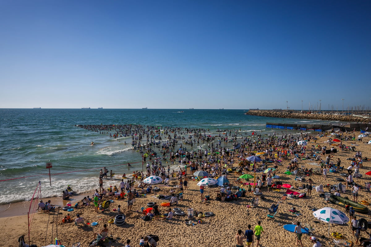 העומס הקיצוני בחוף הנפרד בעיר אשדוד, כך זה נראה