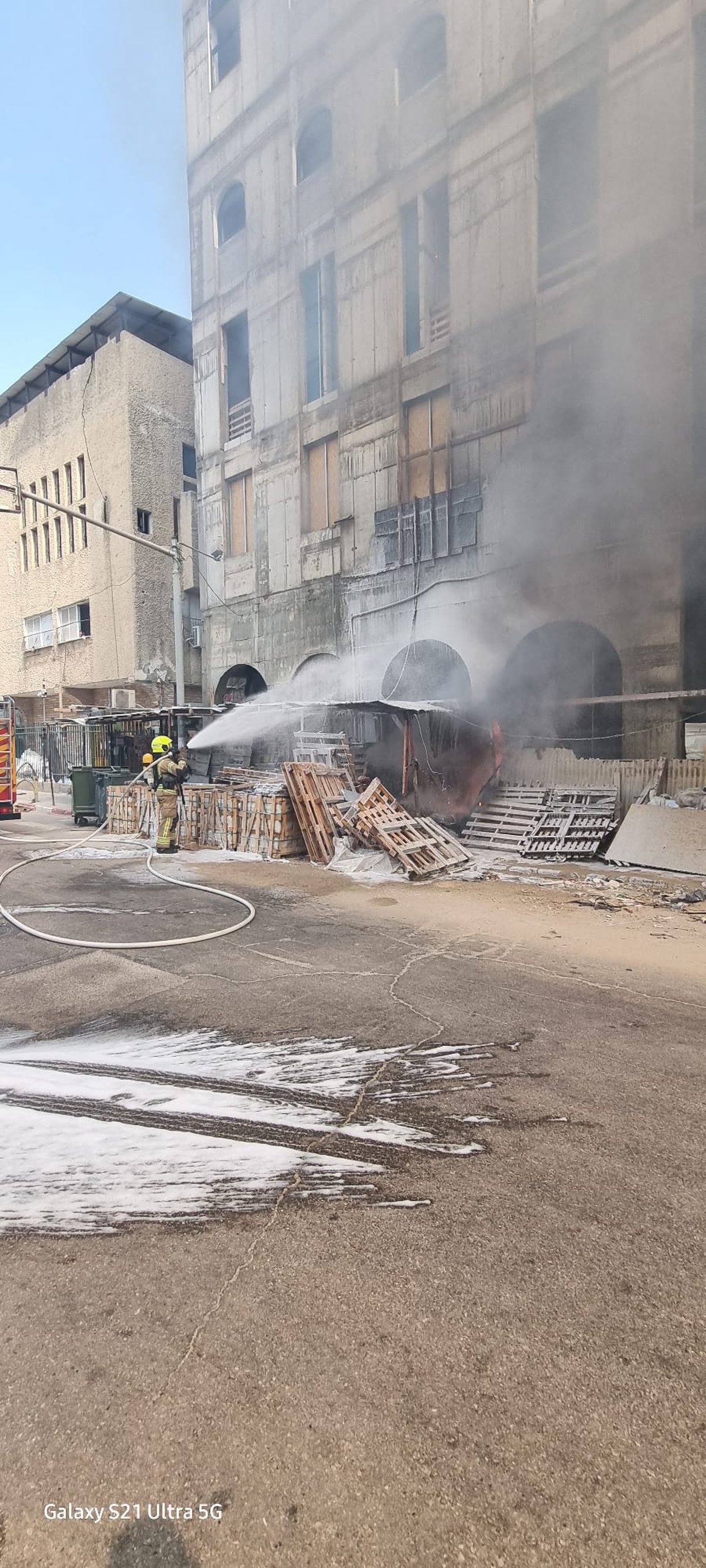 שריפה פרצה בארון חשמל באתר בנייה; החשמל באזור נותק