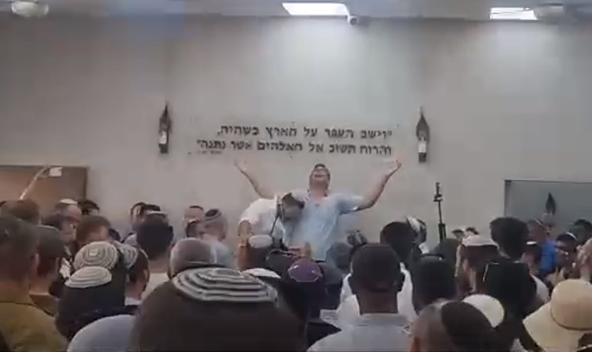 לאחר שהספיד את אביו, השר פצח בשירת השיר האהוב עליו