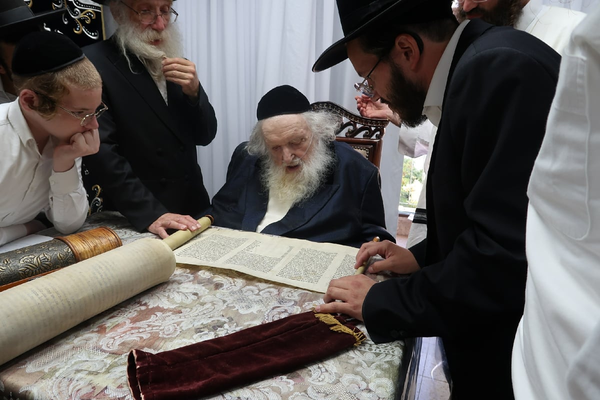 הגר"מ שטרנבוך בודק את ספרי התורה