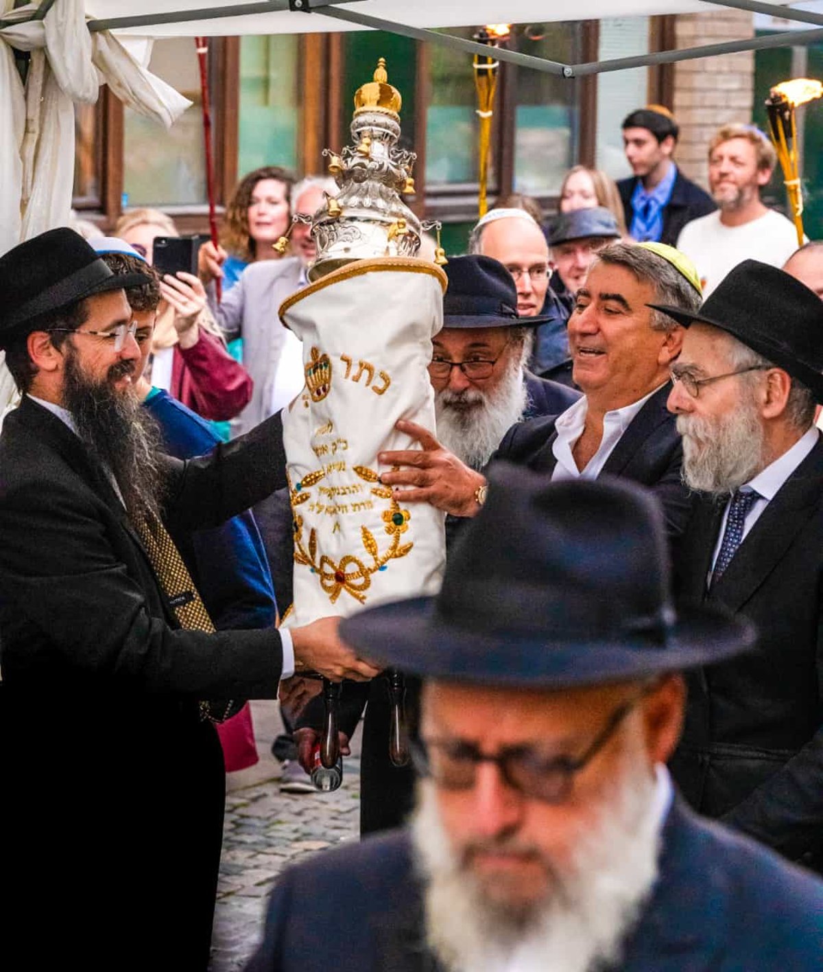 שבועיים אחרי איום שריפת התנ"ך בשבדיה: אירוע נדיר של הכנסת ס"ת ברחובות המדינה 