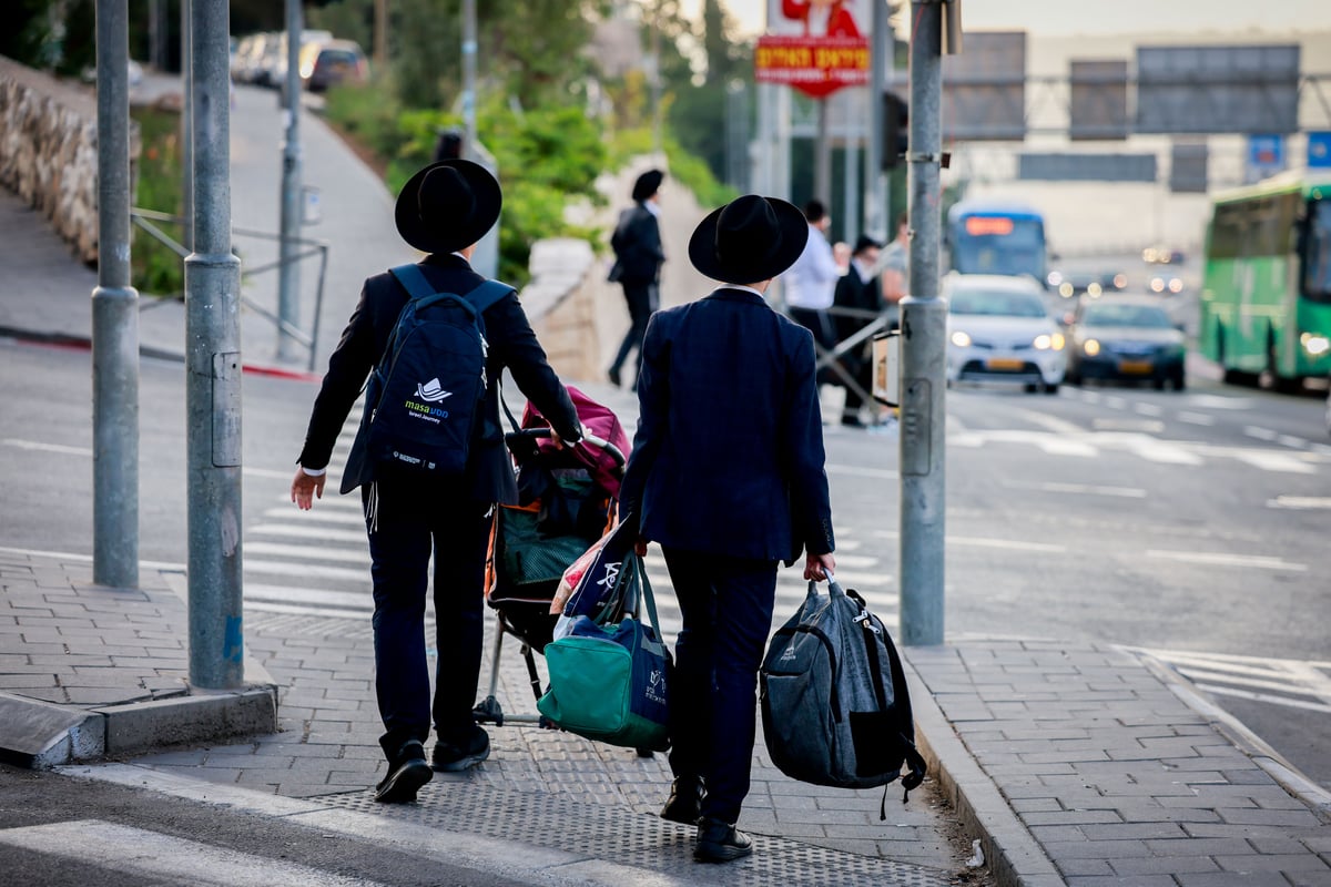 חוזרים מבין הזמנים