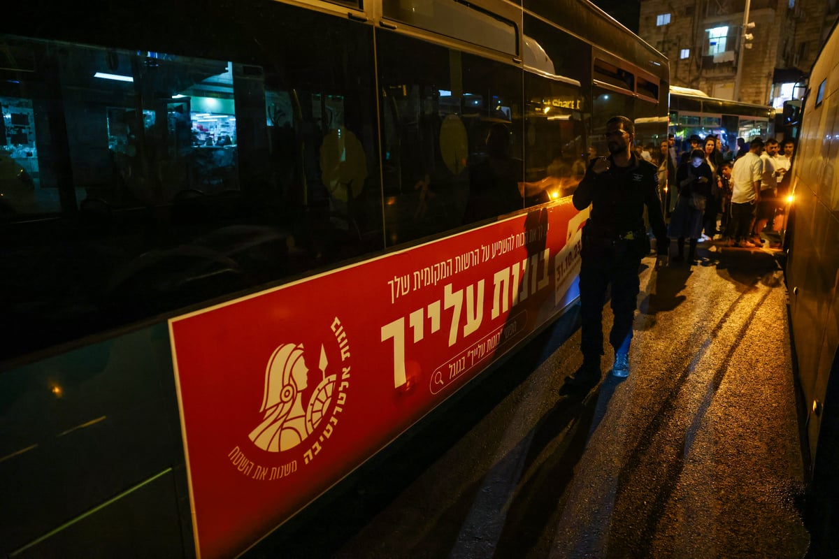 קיצוניים ניקבו צמיגי אוטובוסים בגלל "תמונות שחץ"