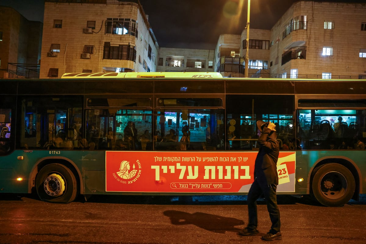 קיצוניים ניקבו צמיגי אוטובוסים בגלל "תמונות שחץ"