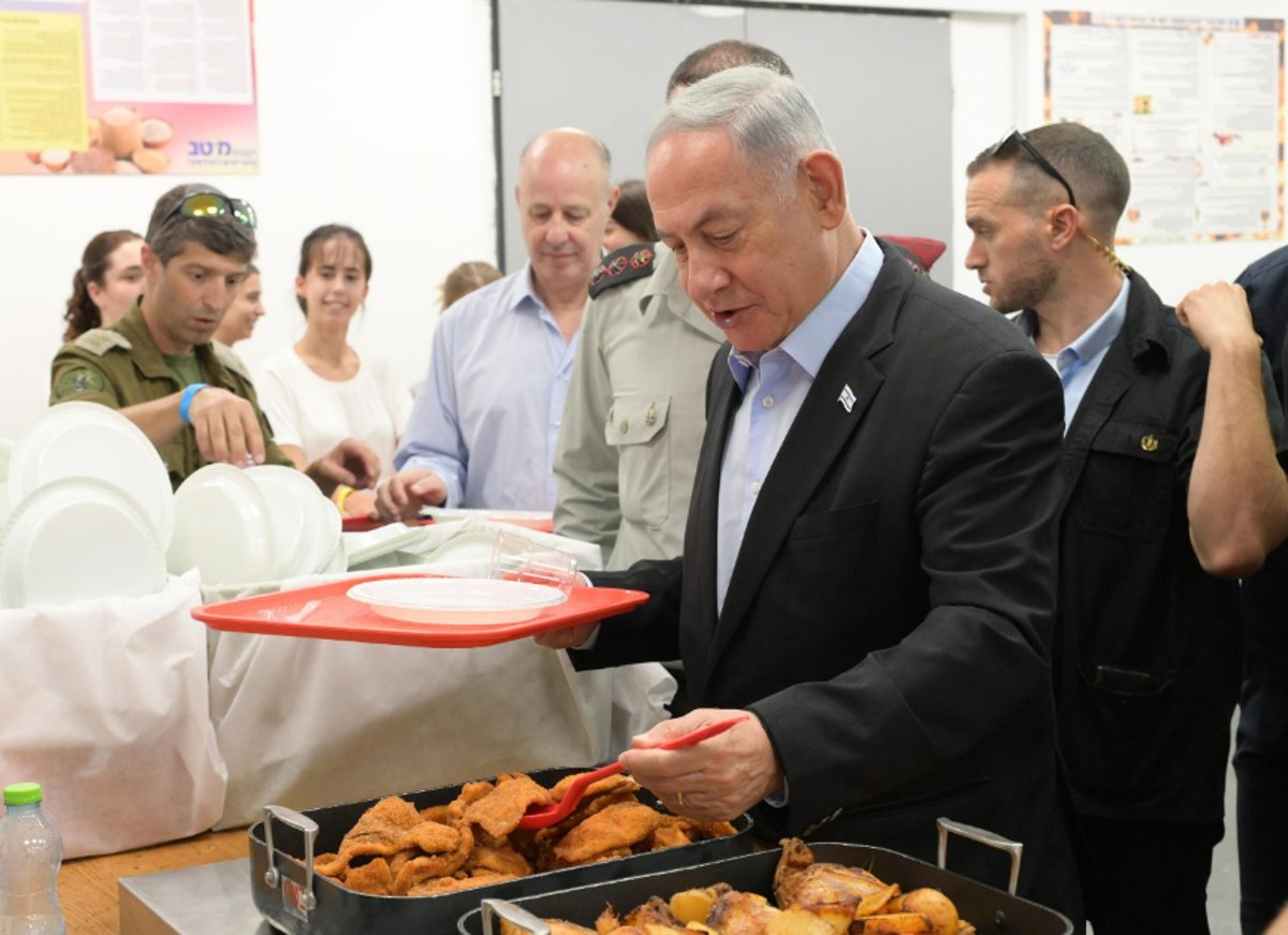 ראש הממשלה סועד עם המתגייסים