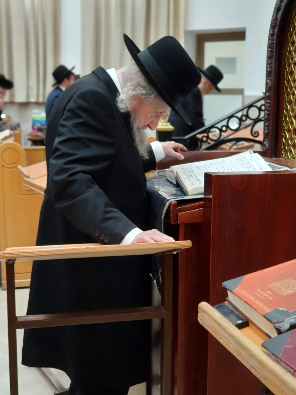 בהיכל הישיבה: הגר"ד לנדו עבר לפני התיבה - לרגל היארצייט לאמו