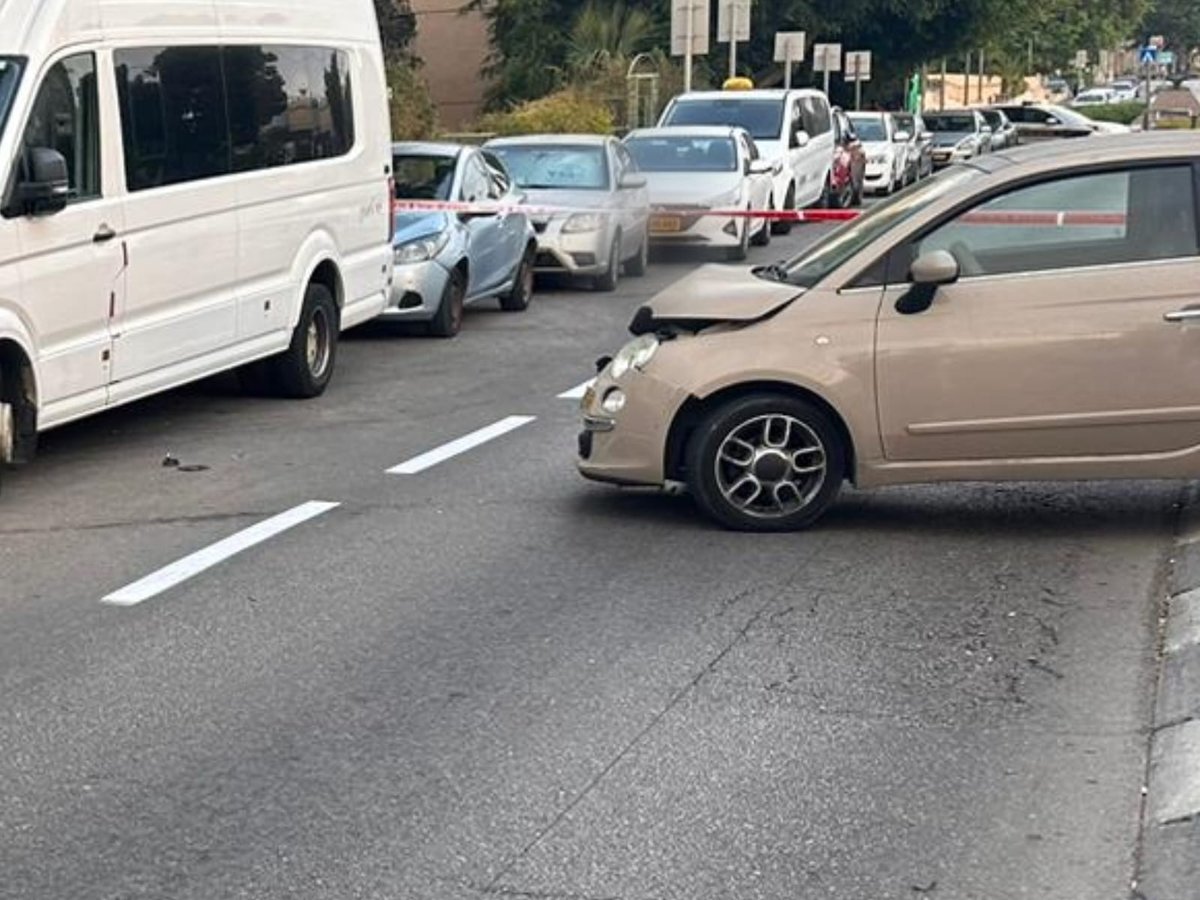 נהג פגע בהולכת רגל, ברח והשאיר אותה מתחת לגלגלים