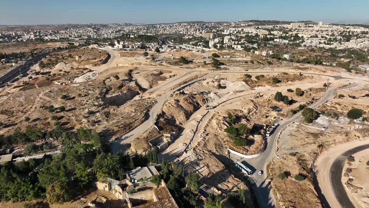 חפירת אמת המים העליונה בגבעת המטוס