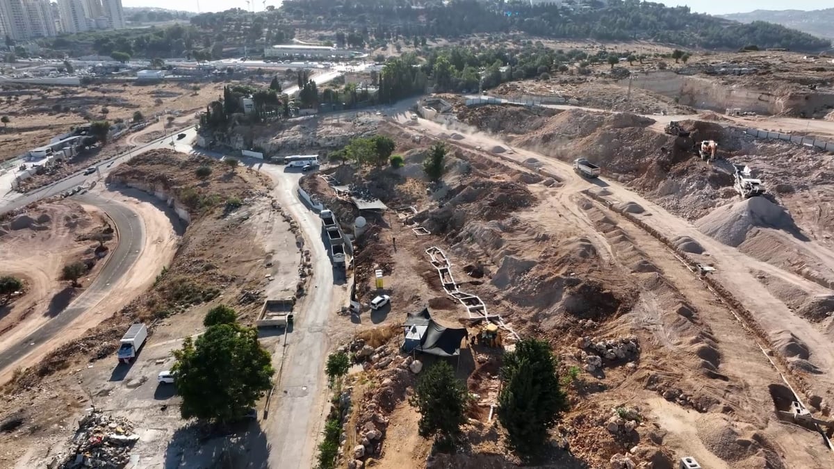 חפירת אמת המים העליונה בגבעת המטוס