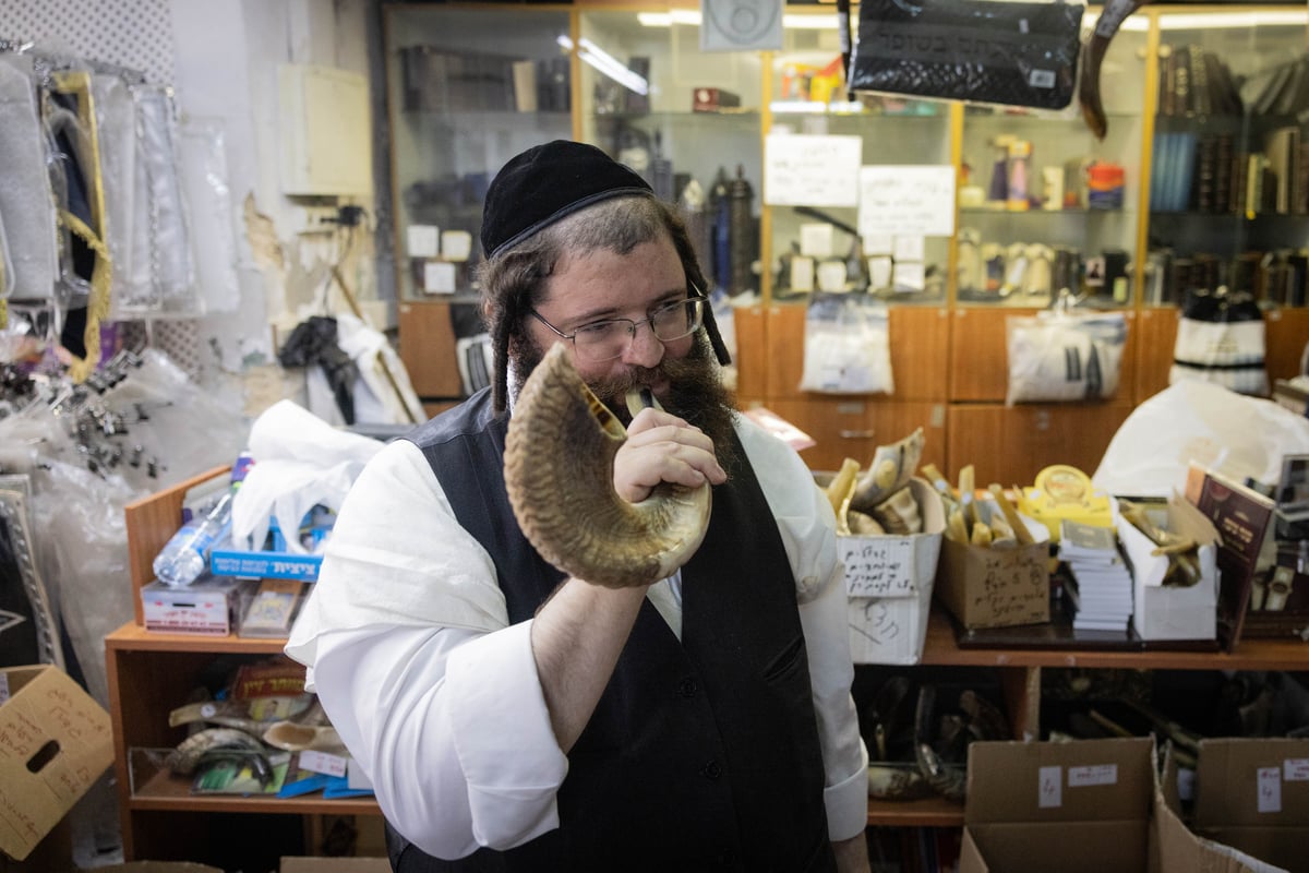 כך בודקים את השופרות לפני ראש השנה | תיעוד ממאה שערים