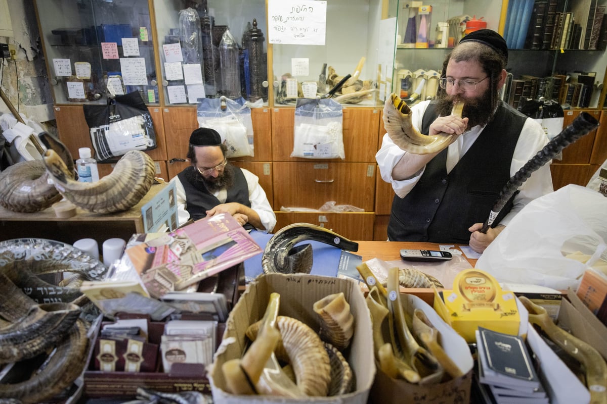 כך בודקים את השופרות לפני ראש השנה | תיעוד ממאה שערים