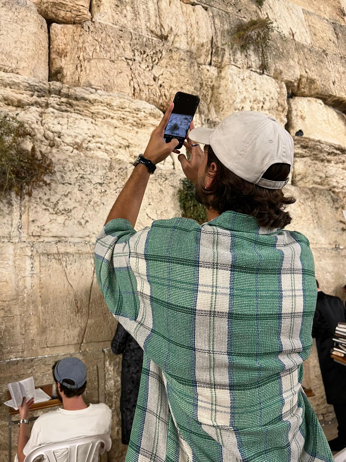 בחצות לילה: השחקן הישראלי השתתף בסליחות בכותל | תיעוד