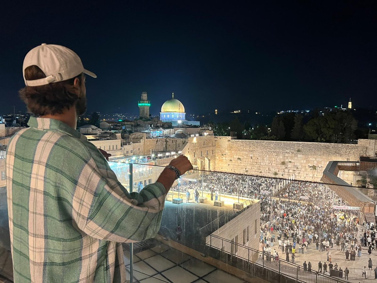 בחצות לילה: השחקן הישראלי השתתף בסליחות בכותל | תיעוד