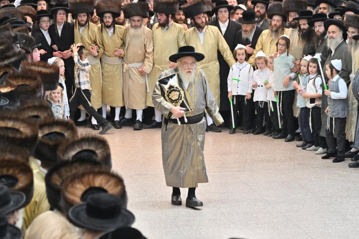 המונים בהכנסת ספר תורה לביהמ"ד "תולדות אהרן" | תיעוד