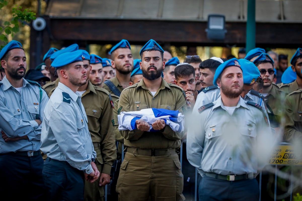 אלפים בהלוויית החייל הבודד שנהרג בפיגוע במחסום מכבים