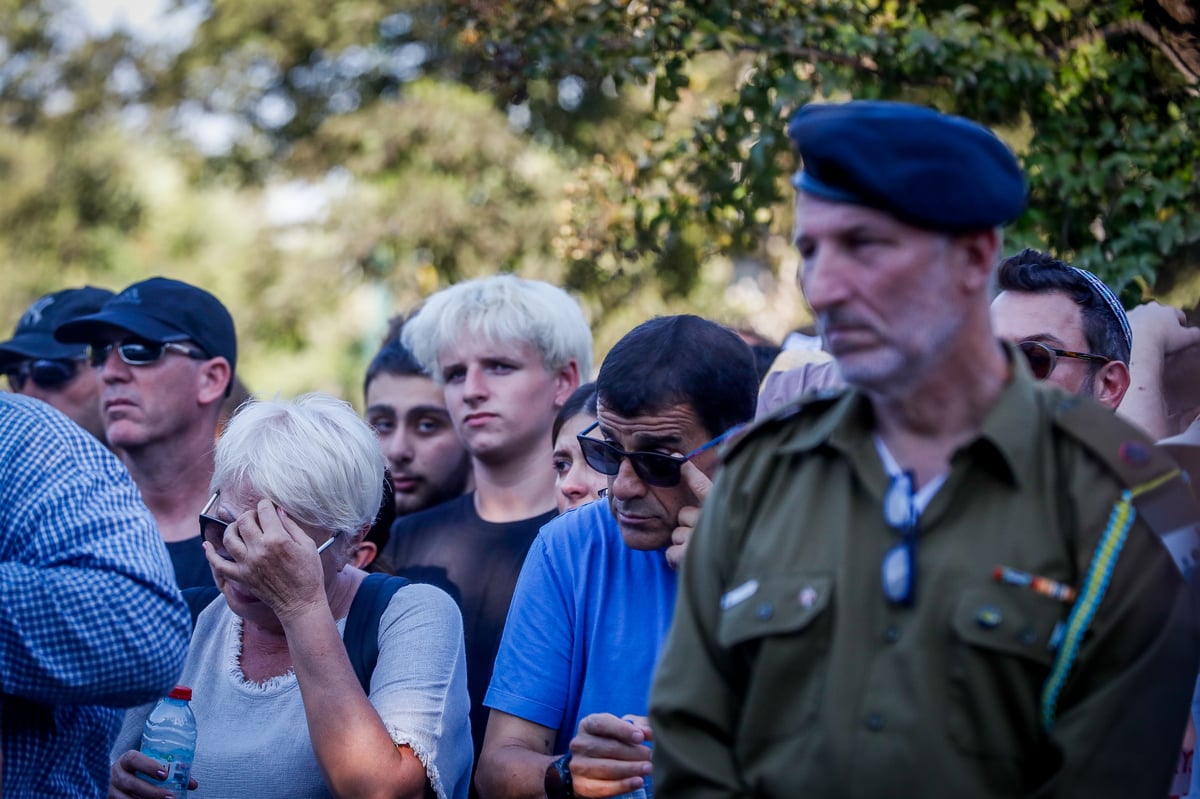 אלפים בהלוויית החייל הבודד שנהרג בפיגוע במחסום מכבים