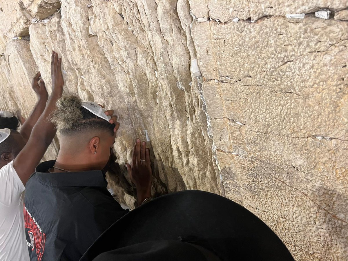 הזמר המפורסם הגיע לבקש סליחה בכותל המערבי | תיעוד