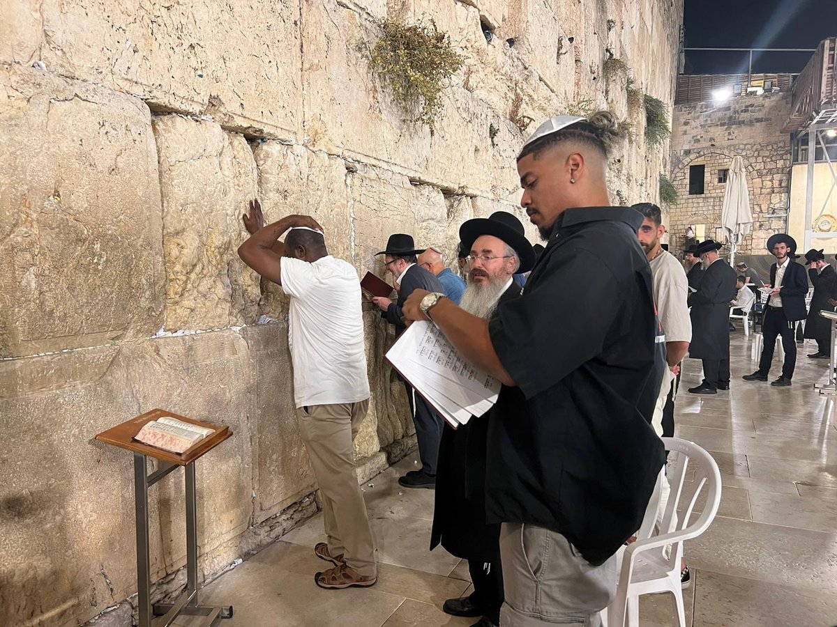 הזמר המפורסם הגיע לבקש סליחה בכותל המערבי | תיעוד