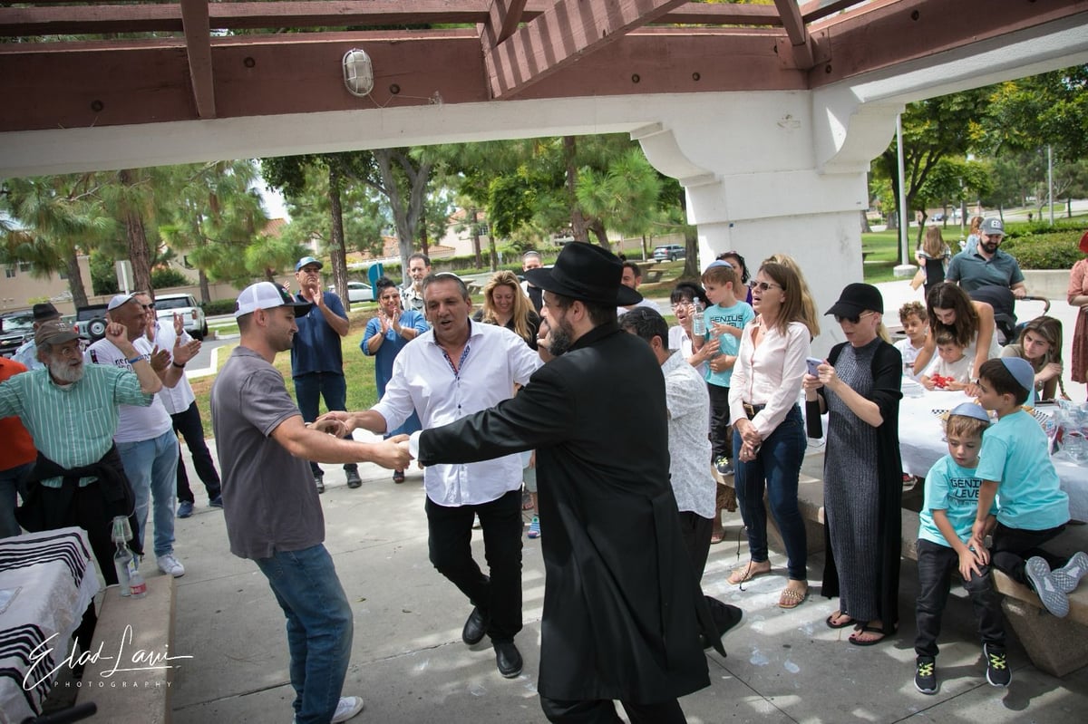 אירוע נדיר: כך נראתה הכנסת ספר תורה בעיר אירווין, קליפורניה | תיעוד 