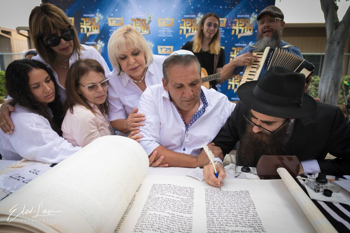 אירוע נדיר: כך נראתה הכנסת ספר תורה בעיר אירווין, קליפורניה | תיעוד 