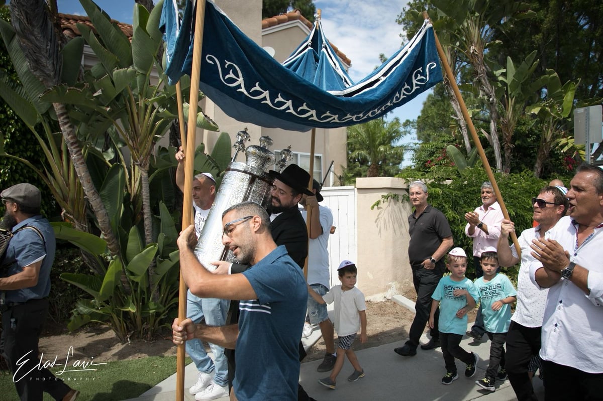 אירוע נדיר: כך נראתה הכנסת ספר תורה בעיר אירווין, קליפורניה | תיעוד 