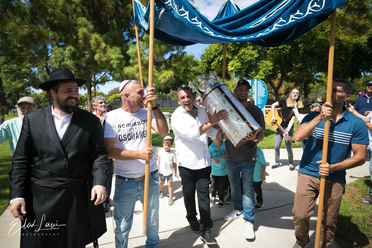 אירוע נדיר: כך נראתה הכנסת ספר תורה בעיר אירווין, קליפורניה | תיעוד 