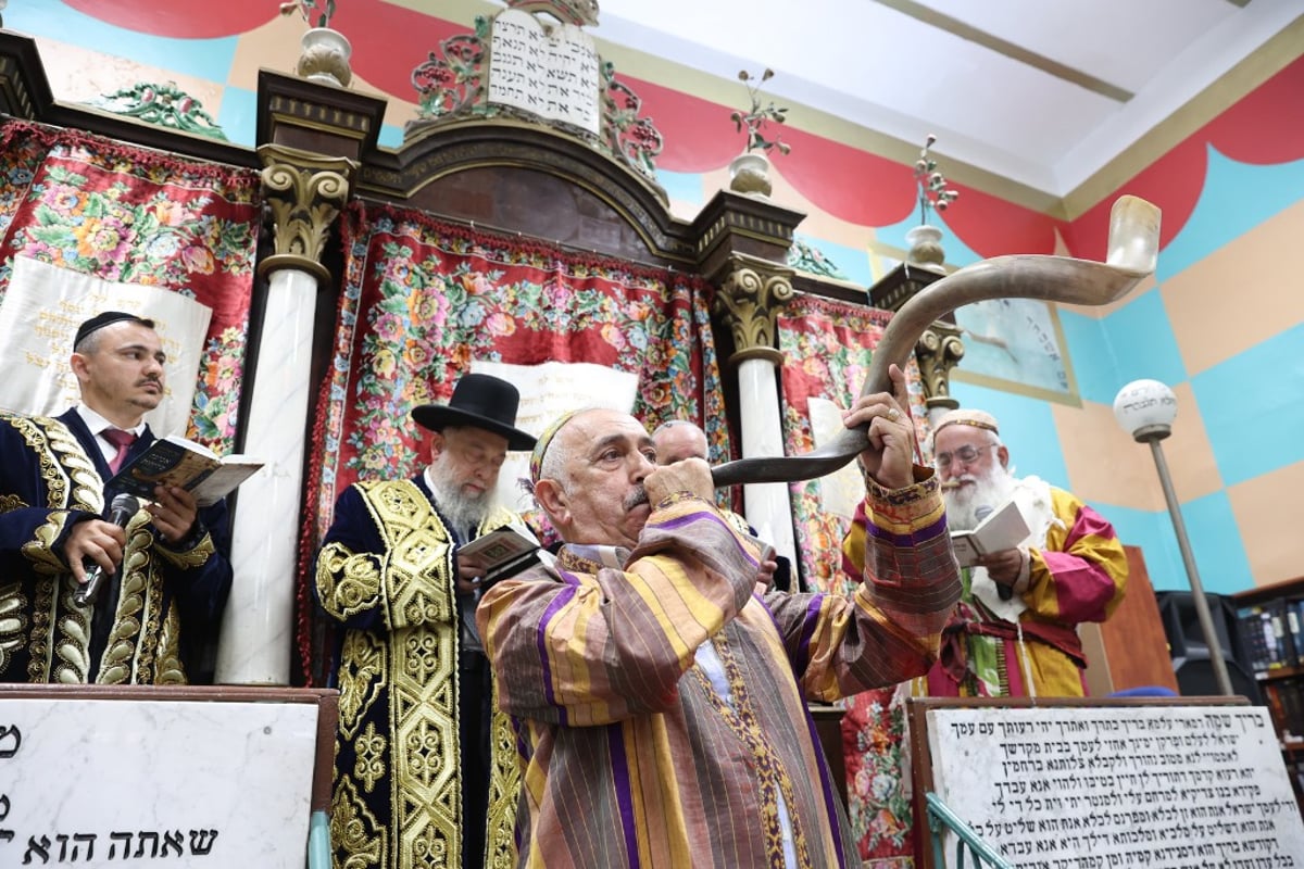 הבוכרים חזרו לשכונה לאמירת הסליחות בבית הכנסת העתיק | גלריה