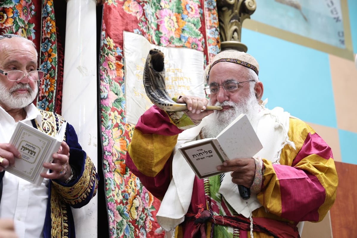 הבוכרים חזרו לשכונה לאמירת הסליחות בבית הכנסת העתיק | גלריה