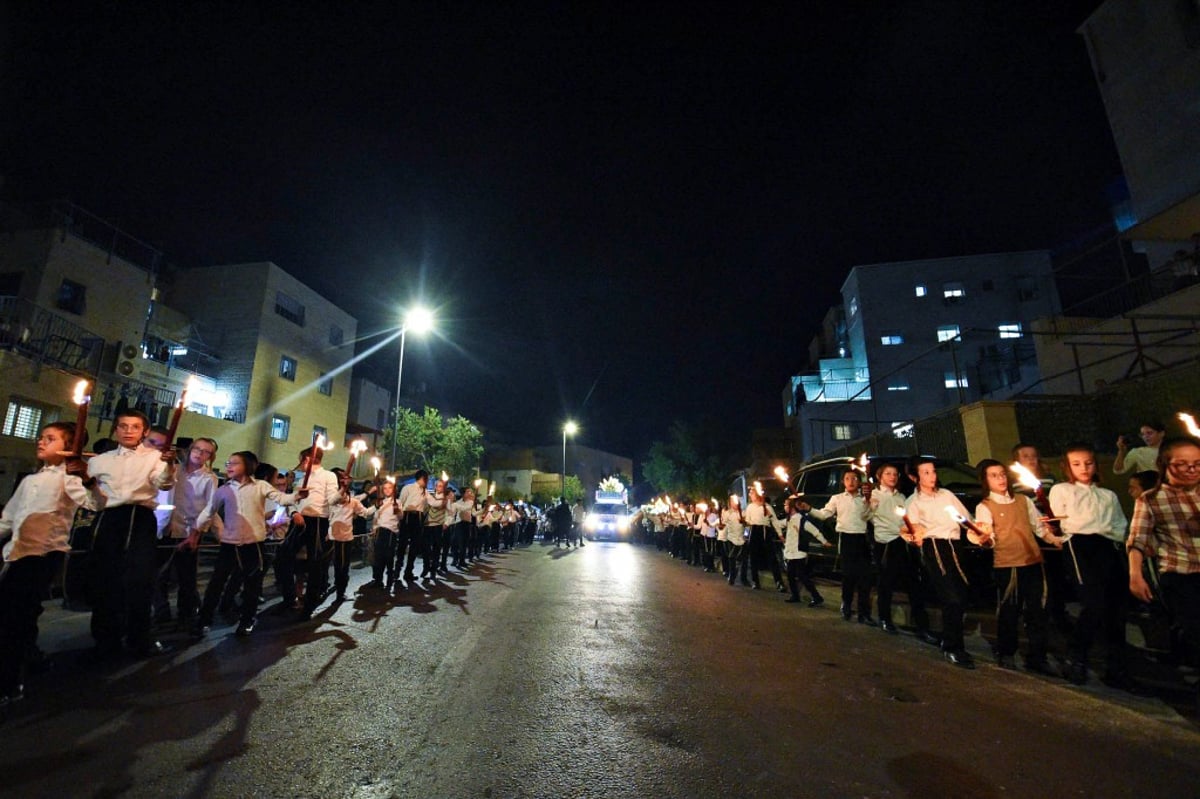 המונים חגגו בהכנסת ספר תורה לביהכ''נ פינסק קרלין בביתר | גלריה