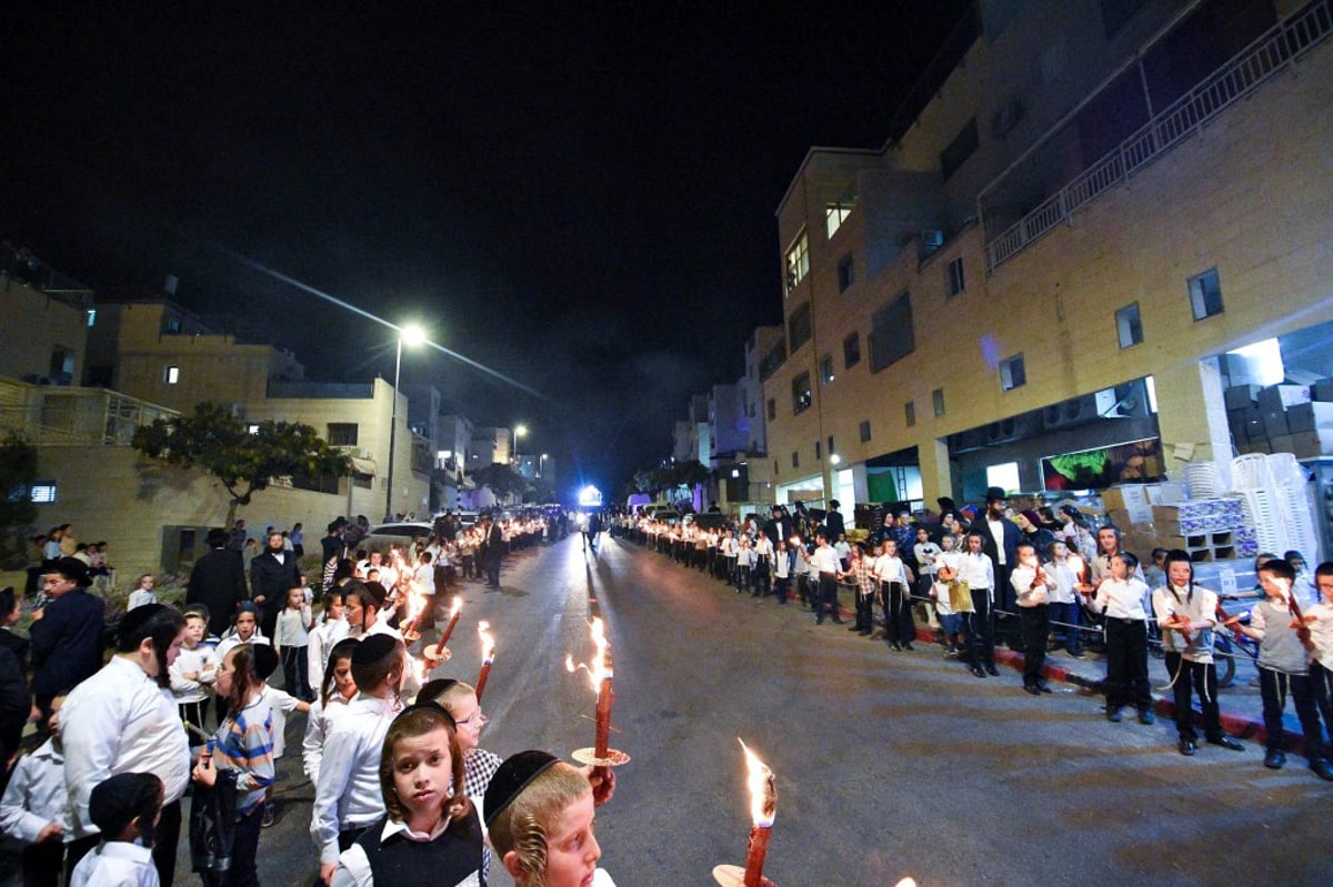 המונים חגגו בהכנסת ספר תורה לביהכ''נ פינסק קרלין בביתר | גלריה