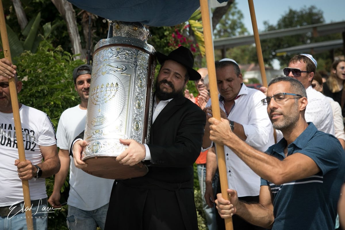 אירוע נדיר: כך נראתה הכנסת ספר תורה בעיר אירווין, קליפורניה | תיעוד 