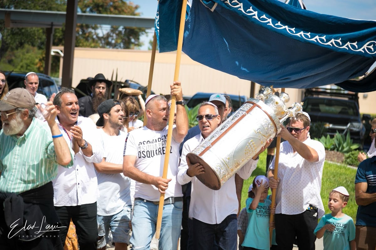 אירוע נדיר: כך נראתה הכנסת ספר תורה בעיר אירווין, קליפורניה | תיעוד 